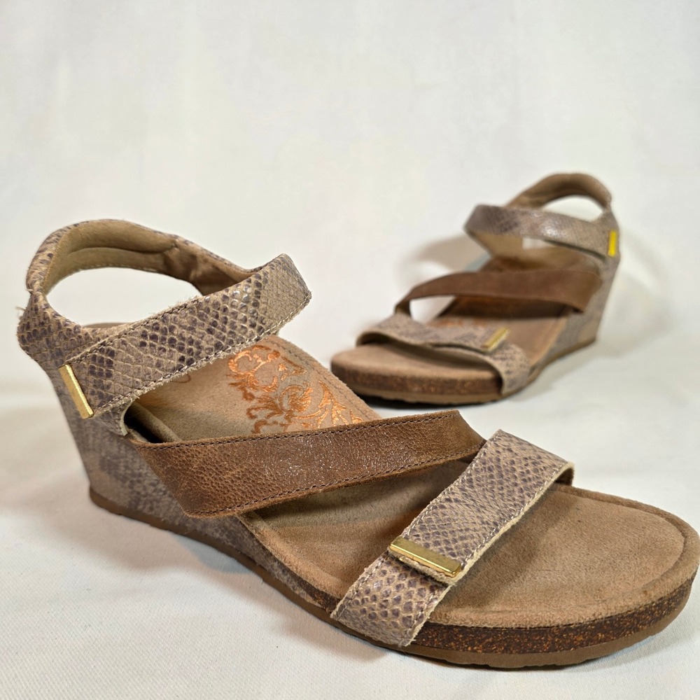 AETREX Womens 8.5 Brynn Wedge Sandals Brown Snakeskin Leather Orthopedic Comfort